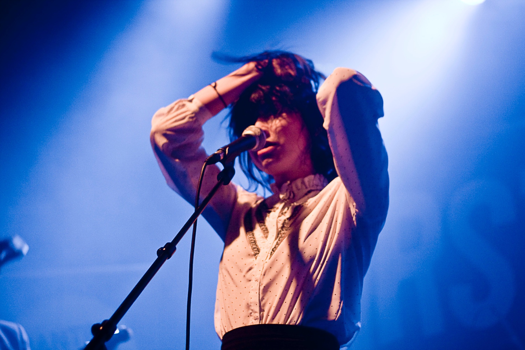 Cantante durante una produzione musicale dal vivo