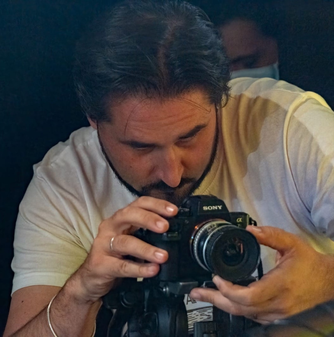 Luca Adami durante una ripresa video